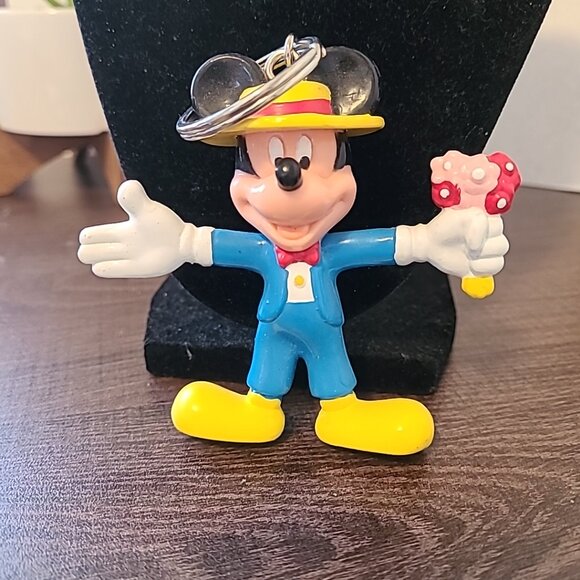 Vintage 1992 Disney Mickey Mouse Keychain Monogram Souvenir Collectible - Picture 3 of 6